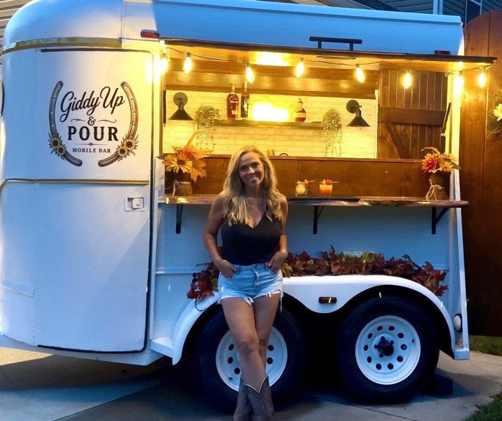 Kelly & The Trailer - Giddy Up & Pour Mobile Bar